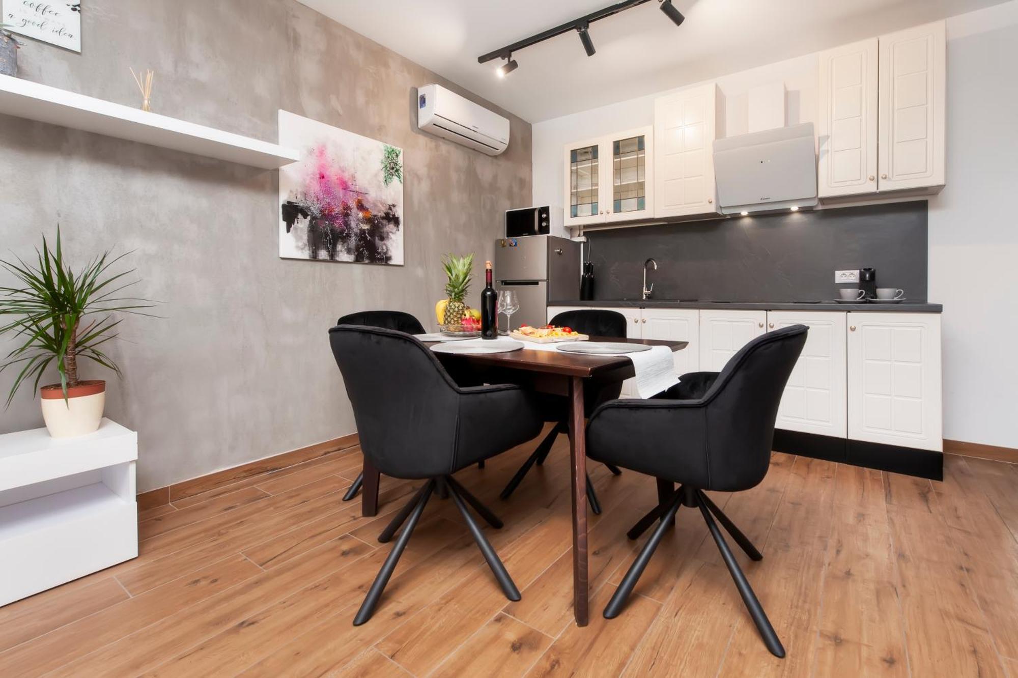 Lorena Apartament *